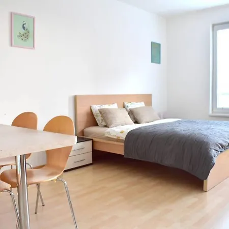 Modern - Airport 8mins Apartment