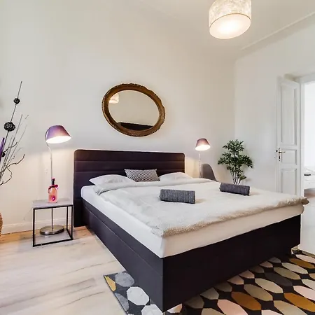 Daire Charles Bridge - 3 Bedroom - Old Town