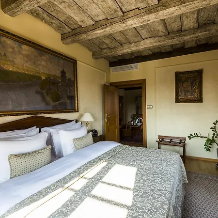 Golden Well Hotel