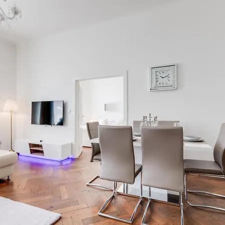 Luxury Riverside In The Center Of Prague