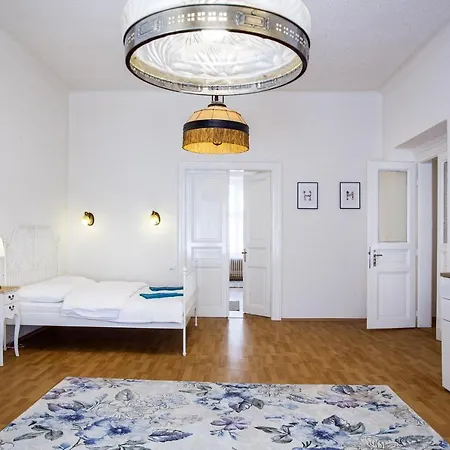 Large 3 Bdr In The Heart Of פראג