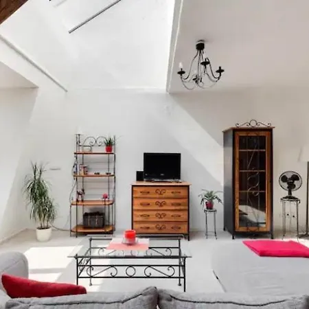 Lenka's Cozy Red + Lenka's Cozy Gold Apartment Prague