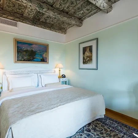Hotel Golden Well