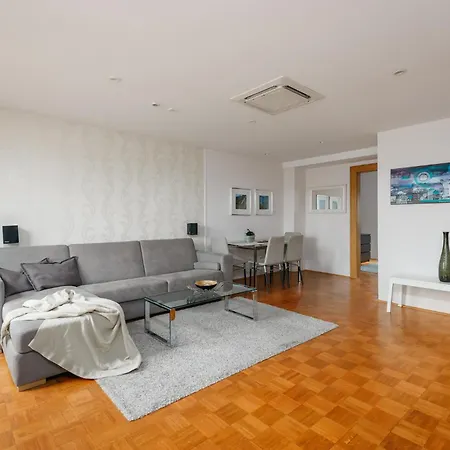 Roy 2 Bdr With Castle View, Parking & Ac Apartamento