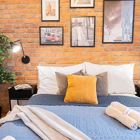 Cozy Industrial 8min Dancing House Apartment, Apartment