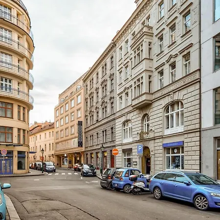 Roy 2 Bdr With Castle View, Parking & Ac Apartamento