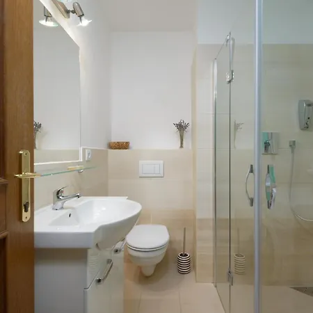 Roy 2 Bdr With Castle View, Parking & Ac Apartamento