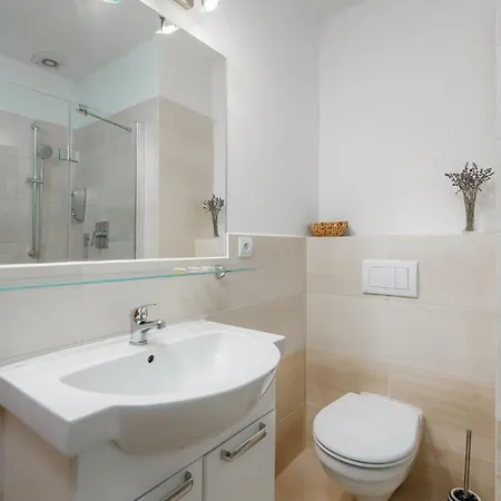 Roy 2 Bdr With Castle View, Parking & Ac Praga