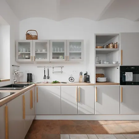Dot 3 Bdr With Tyn Cathedral View & Ac Apartment *