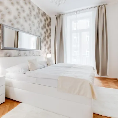 Luxury Riverside In The Center Of Apartment *