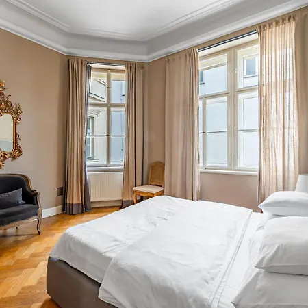 Apart Otel Malostranska 4*