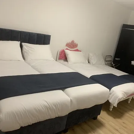 Stunning 2-bed In 4 Apartment