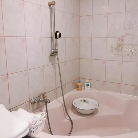 Stunning 2-bed In 4 *