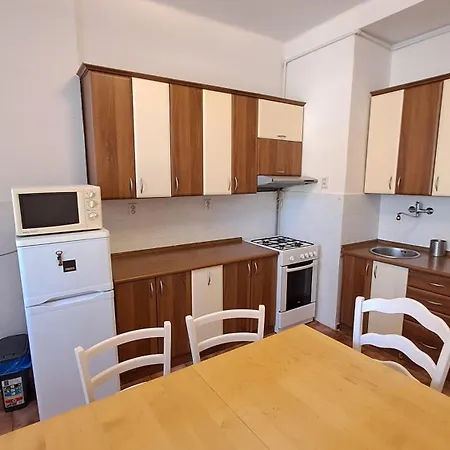 Na Slupi Sanctuary: Serene 2-bedroom Getaway Prague