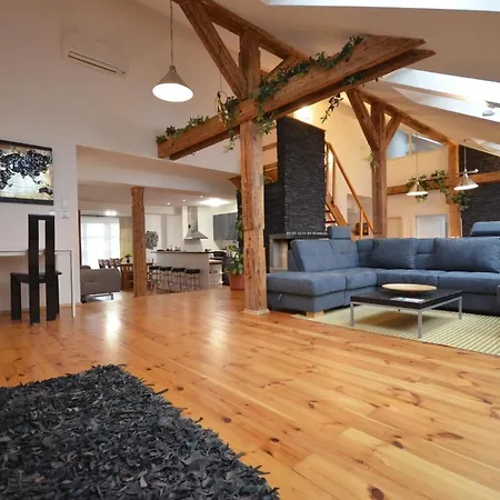 Appartement Dachgeschosswohnung Josefov Fuer 8 Personen In *