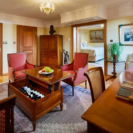 Hotel Golden Well