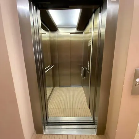 Spacious Near Center With Balcony And Garage Parking * Praha
