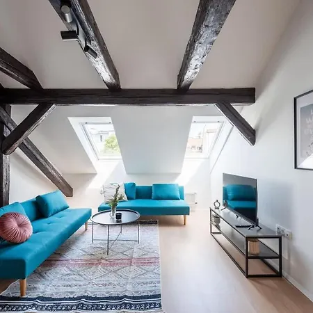 Zesty Family Friendly Elevator Access Old Town Apartmán