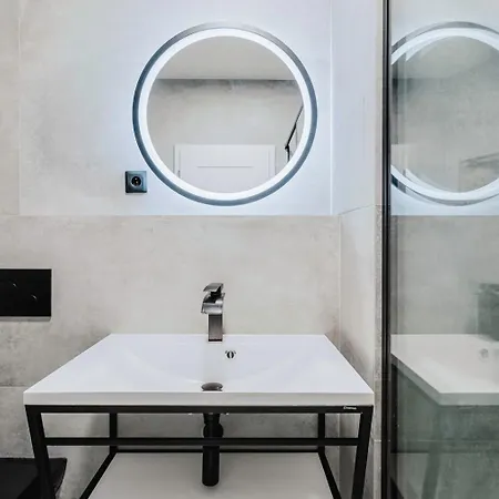 Blueground Zizkov Renovated Nr Universities Prg-35 Apartment *