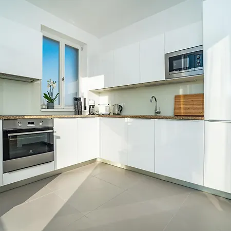 High-class Rooftop Apt. With Spacious Terrace