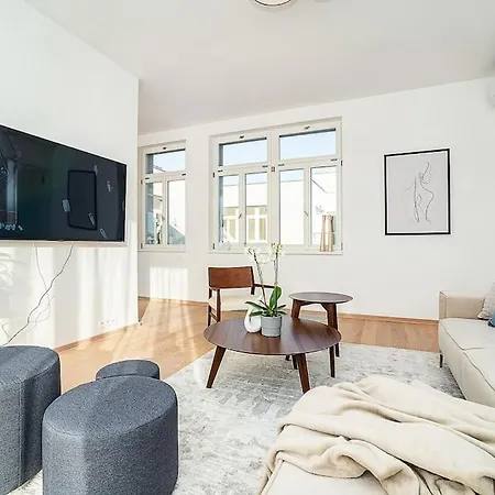 High-class Rooftop Apt. With Spacious Terrace *
