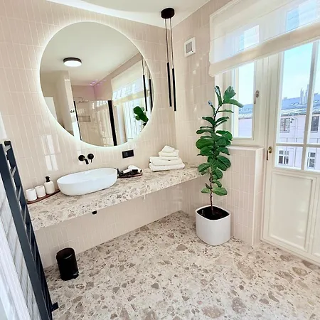 Luxury New With Balcony Steps From Wenceslas Square Daire Prag