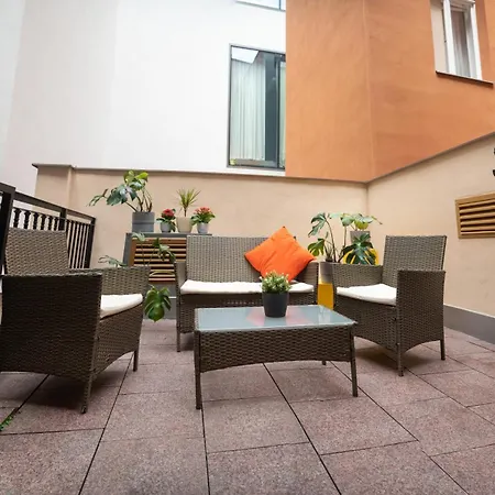 Hostel Safestay Prague Charles Bridge