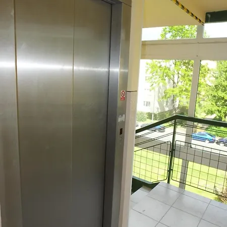 Sunny Flat With Terrace & Park View Near Centre Praga
