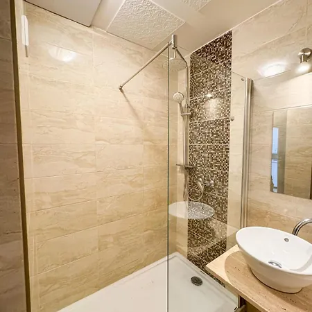 Sunny Flat With Terrace & Park View Near Centre Praga