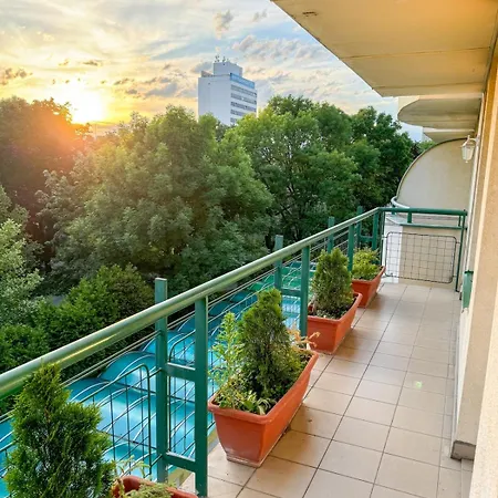 Sunny Flat With Terrace & Park View Near Centre * Praga