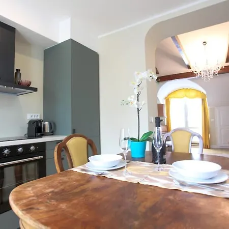 Charles Bridge Unique Maisonette Apartman Prága