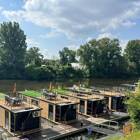 Botel Bay Houseboats