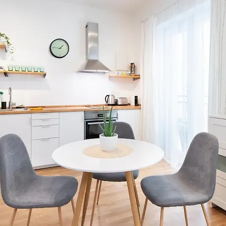 Cute Cozy On Charles Square Apartment *
