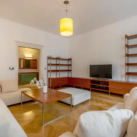 Bright Oldtown 2bdr Apartment