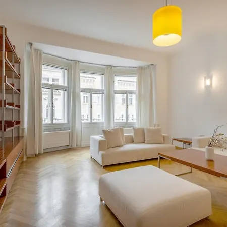 Bright Oldtown 2bdr Apartment *