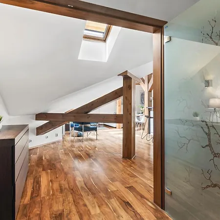 公寓 Days - Spacious 117m2 Attic Retreat W Ac - Near Old Town Sq