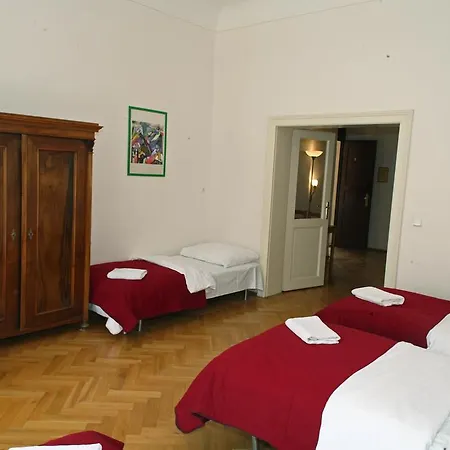 Hotel Little Town Budget
