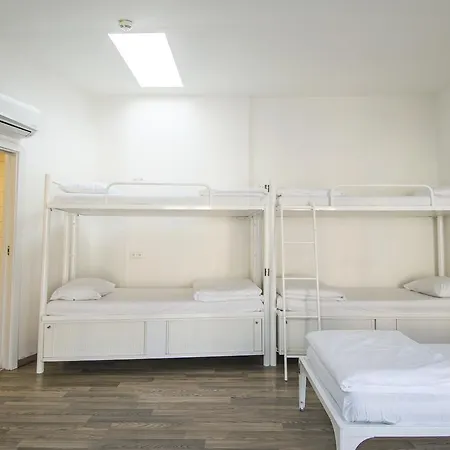 Hostel Safestay Prague Charles Bridge *