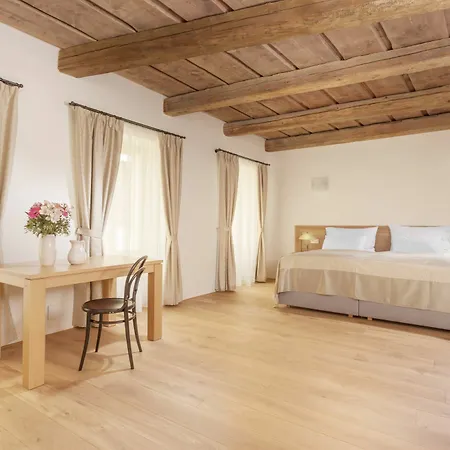 U Bílé Lilie Hotel 4*