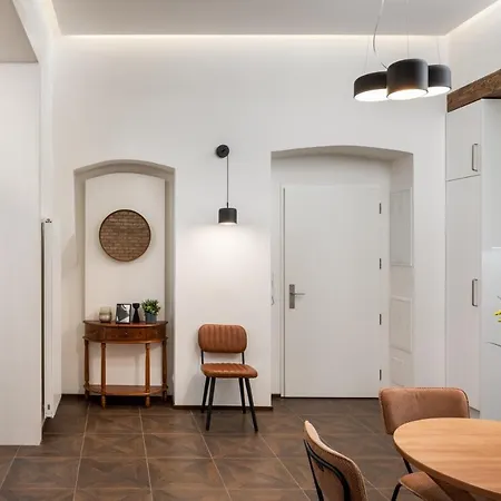 Days - Open-plan In The Old Town *