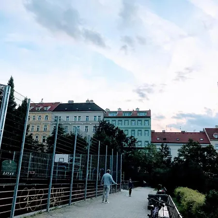 Apartmán Modern Futuristic / Zizkov Tv Tower + Metro Station