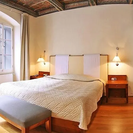 The Golden Wheel Hotel
