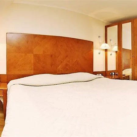 The Golden Wheel Hotel 4*