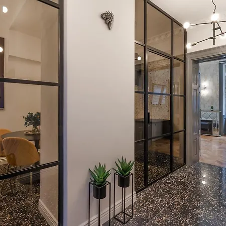 Emperor Castle View Apartment *