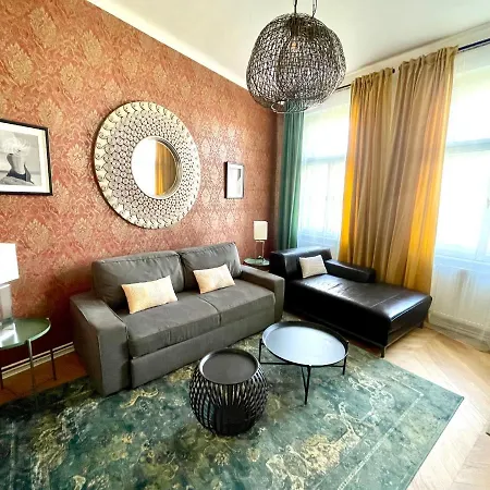 Outstanding In Center Apartment *
