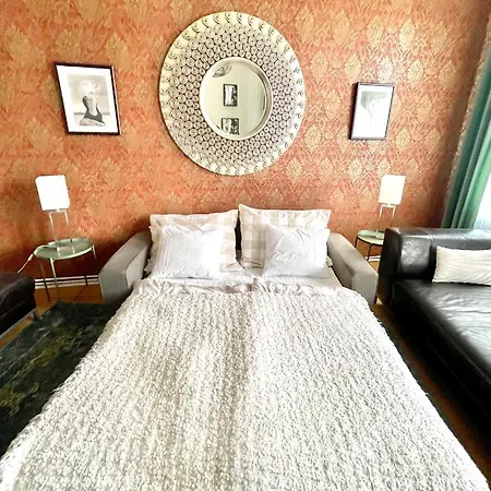 Outstanding In Center Apartment
