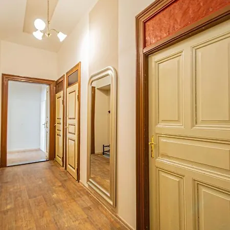 For Celebrations Spacious 3bdr With Balcony Praag