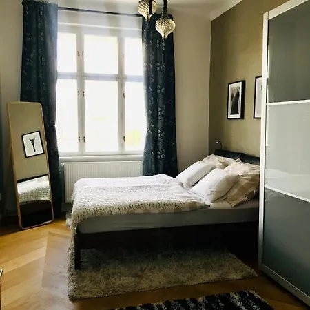 Outstanding In Center Apartment *
