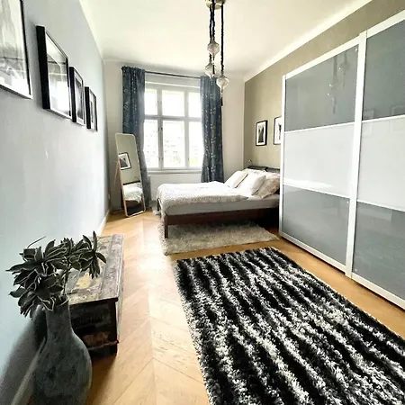 Outstanding In Center Apartment *