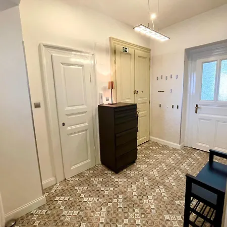 Outstanding In Center Apartment